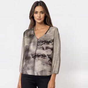 Tuzzi designed in Germany conversational sequin accented V neck top Sz 8